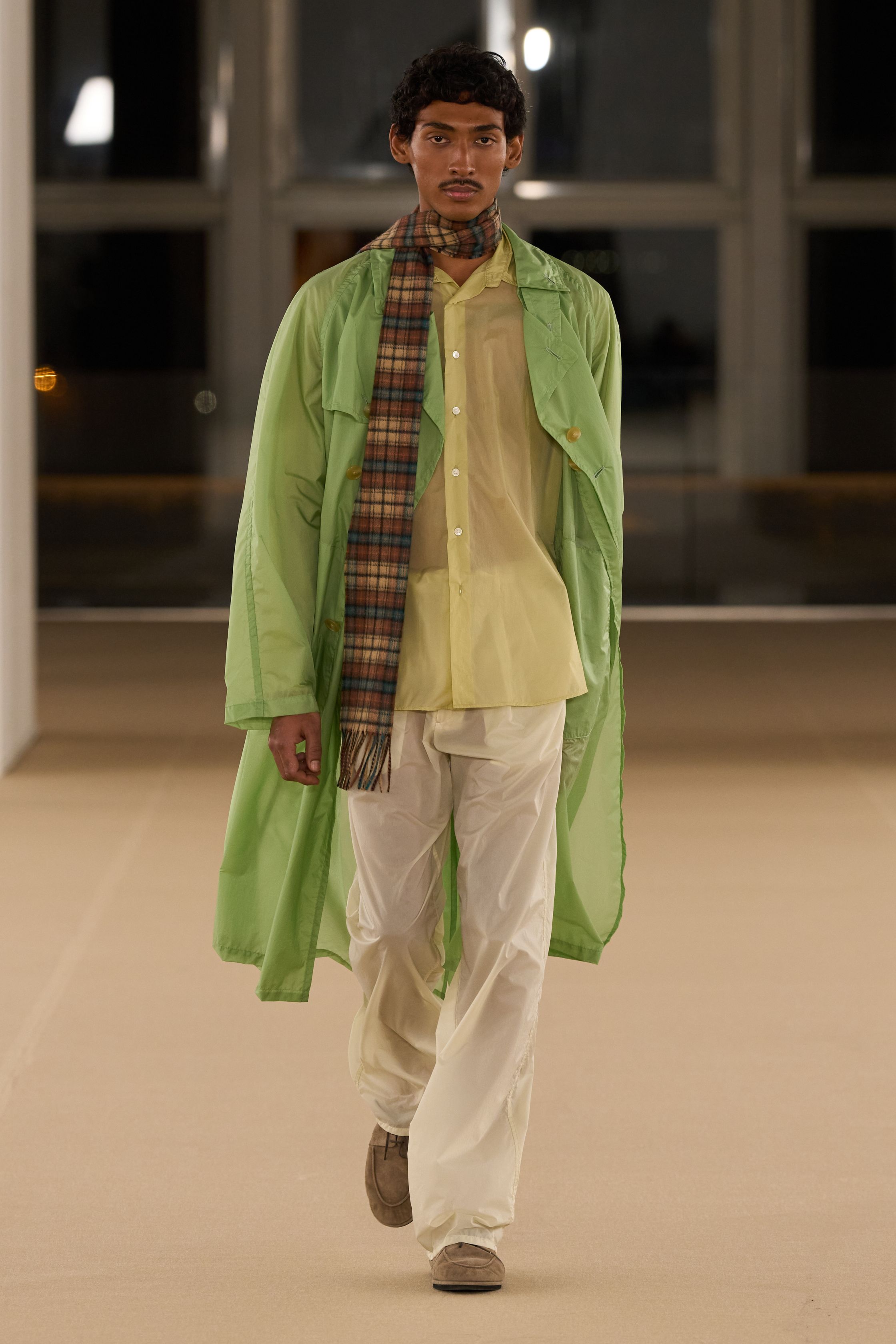 Auralee 26FW 延续品牌一贯的“静默高级”，以天然染色的米、橄榄绿、焦糖棕与低饱和蓝构建温和秩序。宽松但克制的剪裁在身体与空气之间留出呼吸感，羊毛、棉、法兰绒与轻量外套形成四季可叠穿的真实衣橱。设计并非强调造型张力，而是通过面料质感与比例拿捏，建立长期主义的穿着信任。这是一场拒绝流行噪音、强调“时间感”的当代日常男装提案-顽石频道趋势研究